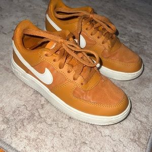 Nike force 1 LV8 little boy sneakers in great condition!